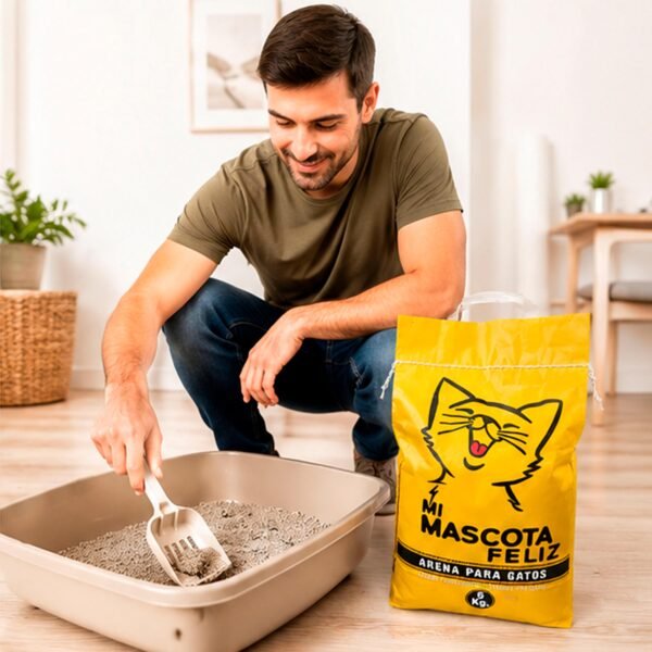 Hombre limpiando el arenero de gato con pala y saco de arena Mi Mascota Feliz