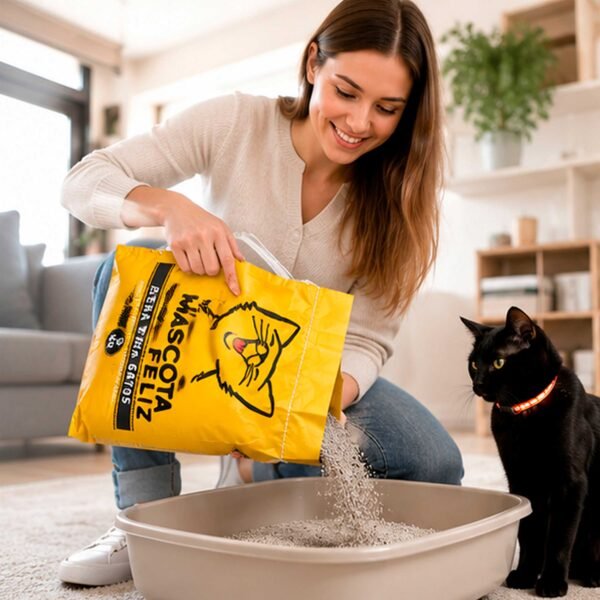 Mujer vertiendo arena mineral para gatos Mi Mascota Feliz en la bandeja sanitaria junto a gato negro