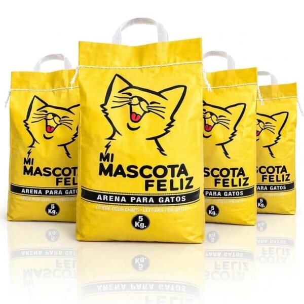 Sacos amarillos de arena mineral para gatos Mi Mascota Feliz sobre fondo blanco