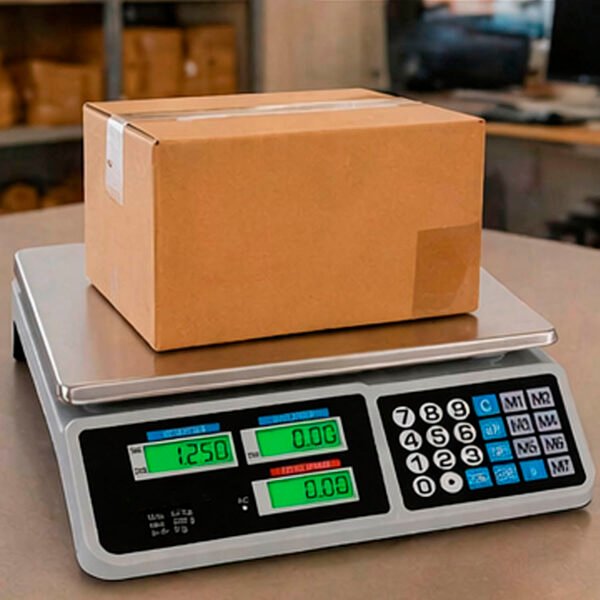 Báscula comercial digital pesando paquetes y cajas en zona de logística y envíos