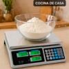 Balanza comercial digital sobre encimera empleada para pesaje en cocina u obrador