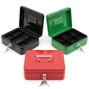 Una pila de tres cajas de caudales metálicas abiertas de colores rojo, negro y verde, mostrando sus bandejas interiores y llaves.