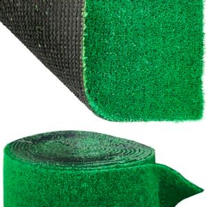 Rollo de césped artificial verde con base de drenaje sobre fondo blanco