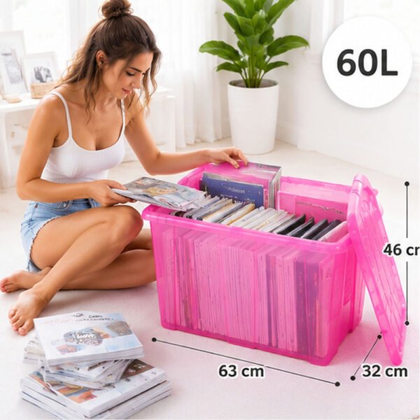Joven organizando libros y cuadernos en una caja de almacenamiento rosa de MegaSharkCo.