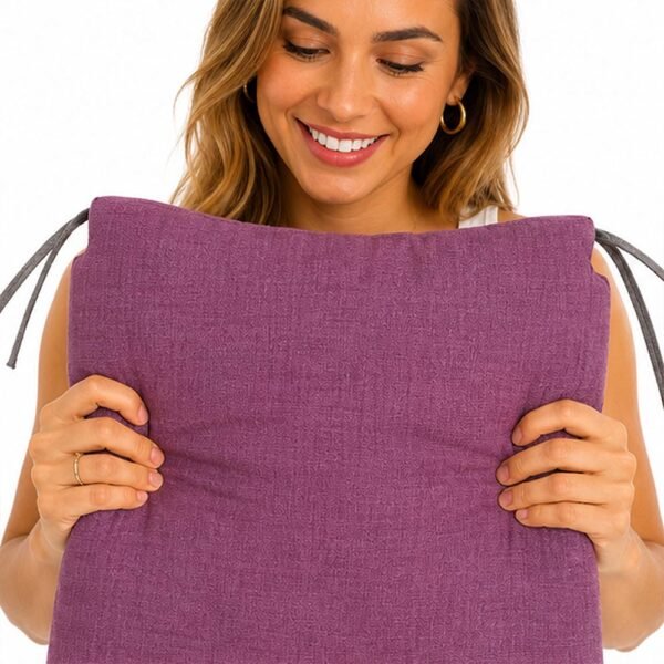 Mujer sonriente mostrando un cojín de silla individual color lila