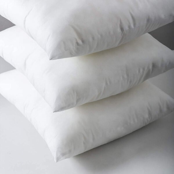 Set organizado de rellenos de cojín blancos mullidos listos para decoración del hogar de MegaSharkCo