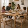 Familia reunida alrededor de la mesa de comedor con sillas confortables y cojines