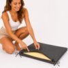 Mujer mostrando el interior y el grosor del relleno de un cojín