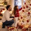 Padre e hija decorando juntos un árbol de Navidad blanco con bolas brillantes de MegaSharkCo.