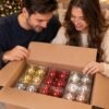 Pareja abriendo una caja con un gran surtido de bolas de Navidad de MegaSharkCo.