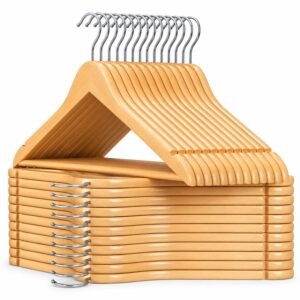 Set grande de 24 perchas de madera natural con gancho metálico brillante de MegaSharkCo.