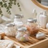 Tarros de vidrio multiposición colocados sobre una encimera de cocina con decoración hogareña